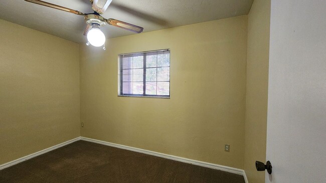 Building Photo - For rent Townhome 2 bed, 2 baths plus study