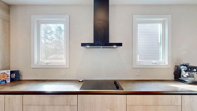 Building Photo - 1220 Lomax Ave