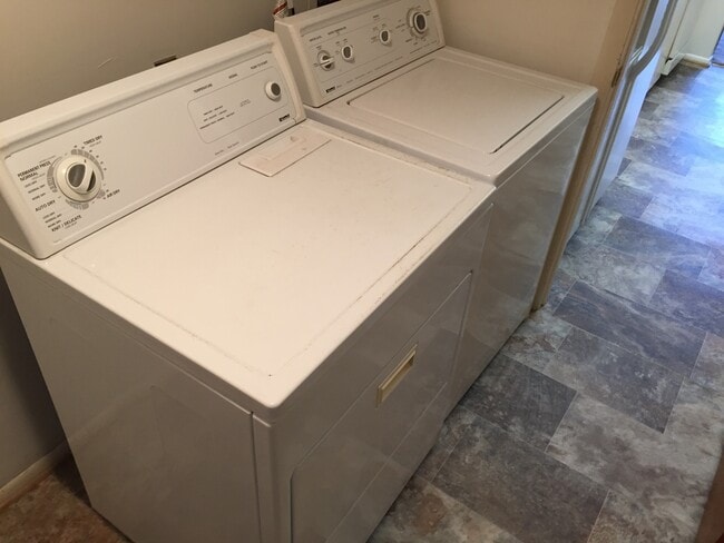 Building Photo - Large Townhouse in Virginia Beach with a Fenced Yard!