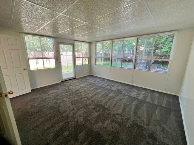 Building Photo - Single-story in Van Nuys w/3+2, bonus room...
