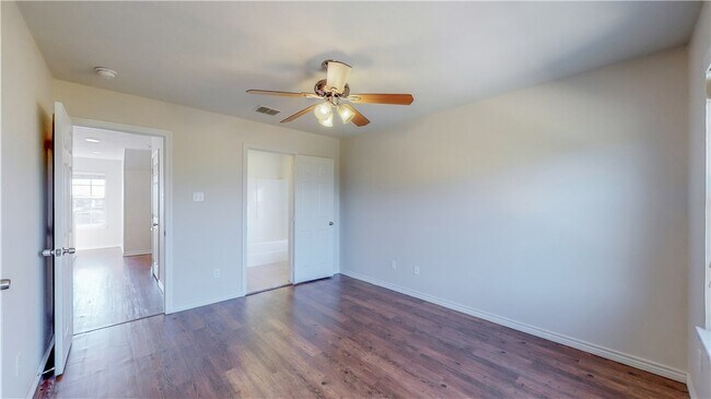 Building Photo - 2487 Horse Shoe Dr