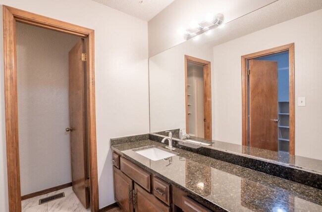 Building Photo - Great Location 3 Bed 2 Bath Home For Rent