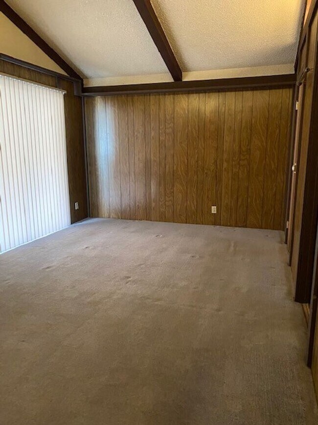 Building Photo - 4 bedroom 2 bath home with workshop