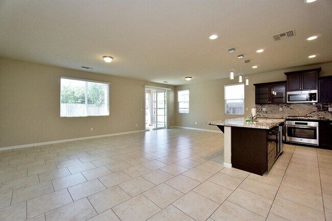 Building Photo - Beautiful 3/2.5 near Clovis East High School