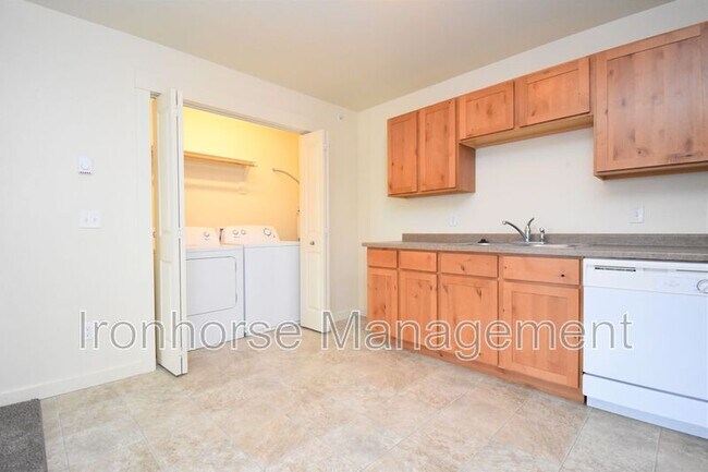 Building Photo - 807 W Villard St