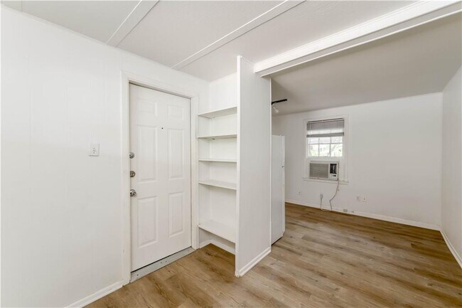 Building Photo - 1505 W 12th St