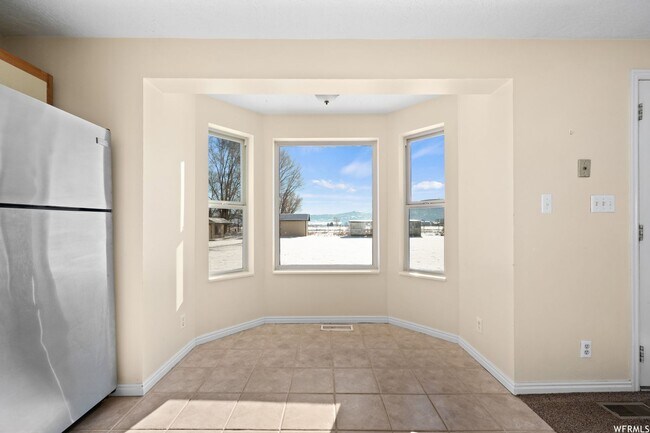 Building Photo - Beautiful home in Eden with amazing views from covered deck and 4 car garage