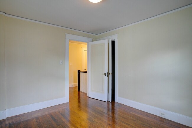 Building Photo - 123 Warren Ave