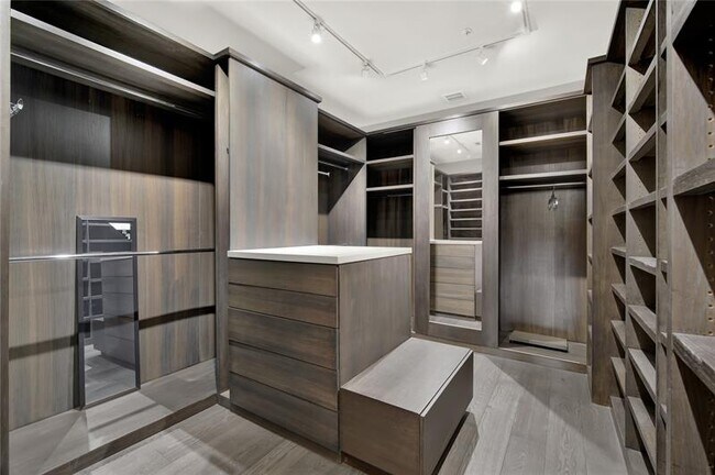 Building Photo - 425 N Ocean Blvd