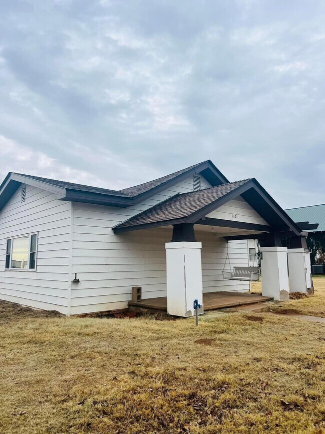 Building Photo - Spacious home in Seiling!