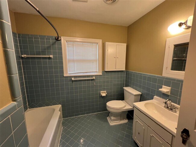 Building Photo - 307 E 38th St