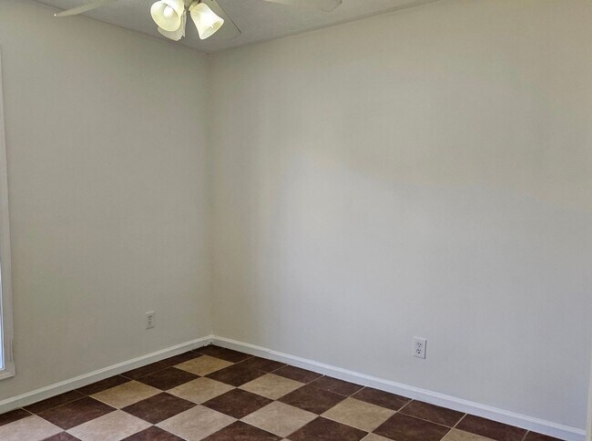 Building Photo - 3172 Creekwood Dr