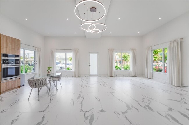 Building Photo - 635 SW 9th St