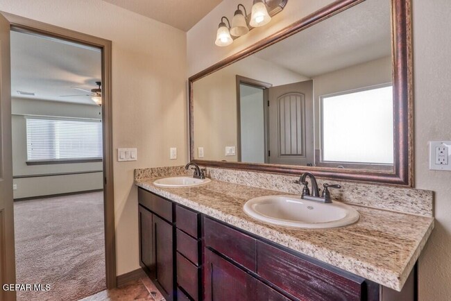 Building Photo - 3852 Loma Cortez Dr