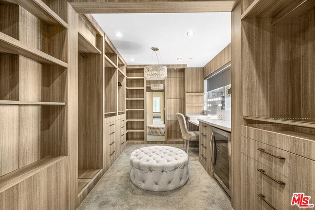 Building Photo - 1717 Sunset Plaza Dr