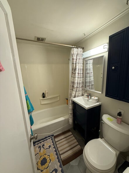 Building Photo - 688 Montrose Ave