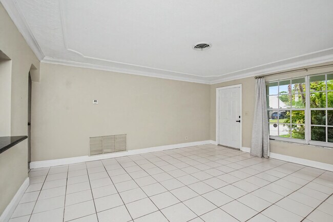 Building Photo - 71 18th Ave S