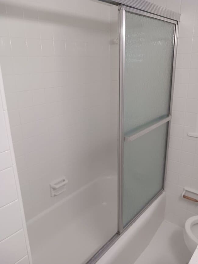 Building Photo - 996 Amsterdam Ave NE