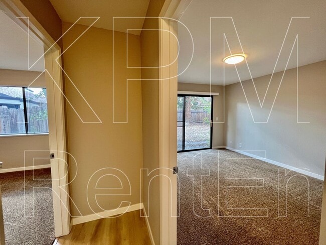 Building Photo - 5532 Fox Sparrow Ct