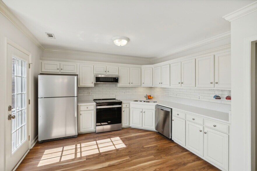 new quartz countertops with backsplash - 1614 Brentwood Pointe