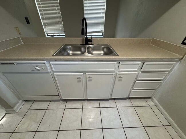 Building Photo - Charming 2BR Duplex in Tallahassee