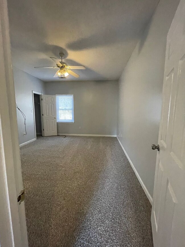 Building Photo - 2 Bedroom/2 .5 Bath Condo located in River...