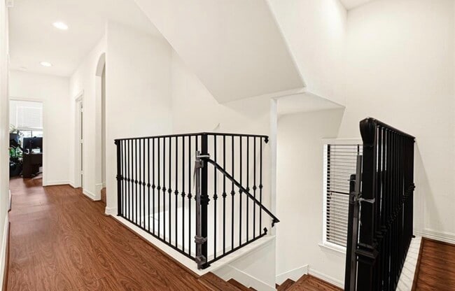 Building Photo - 1531 Woodbend Park W