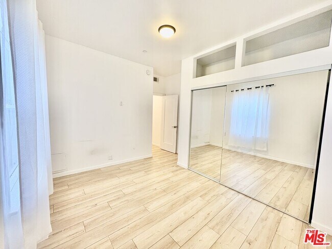 Building Photo - 404 N Gardner St