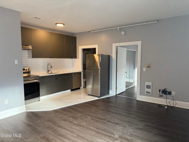 Building Photo - 5 Broadway