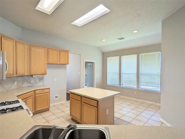 Building Photo - 2410 Ligustrum Flower Dr