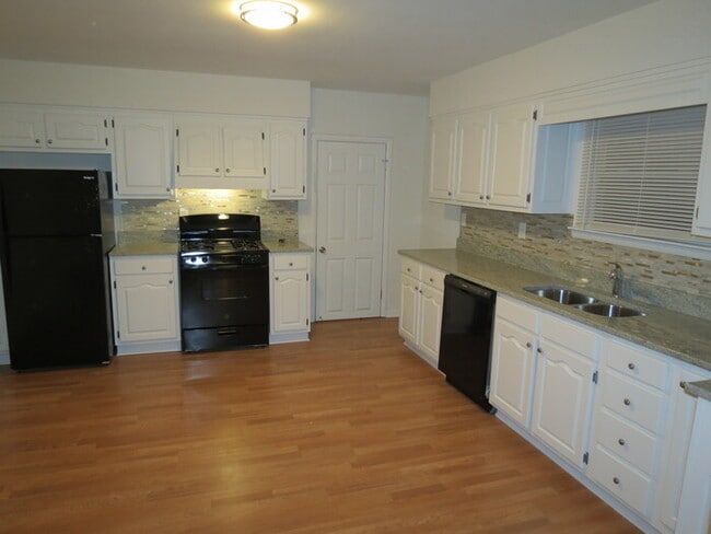 Building Photo - 1680 Hillcrest Ave