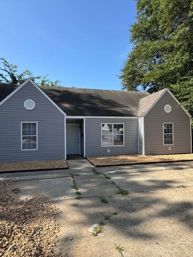 Building Photo - REMODELED 2 BED / 1 Bath Apartment in Trum...