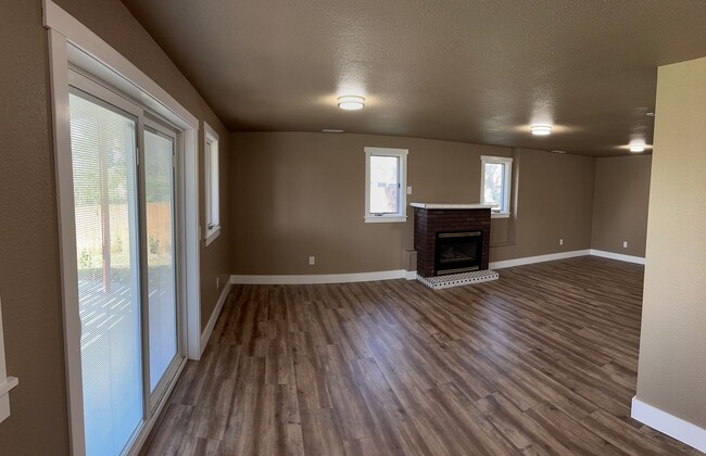 Building Photo - 5 bedroom in Briarwood - Water/Sewer/Trash PAID