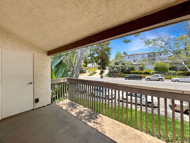 Building Photo - Upgraded 1B/1BA Condo in La Jolla W/ Parki...
