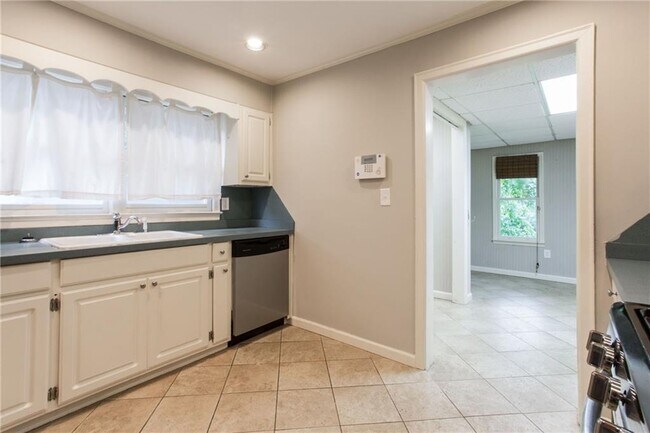 Building Photo - 1640 Belle Isle Cir NE