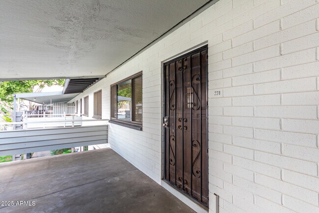 Building Photo - 749 E Montebello Ave