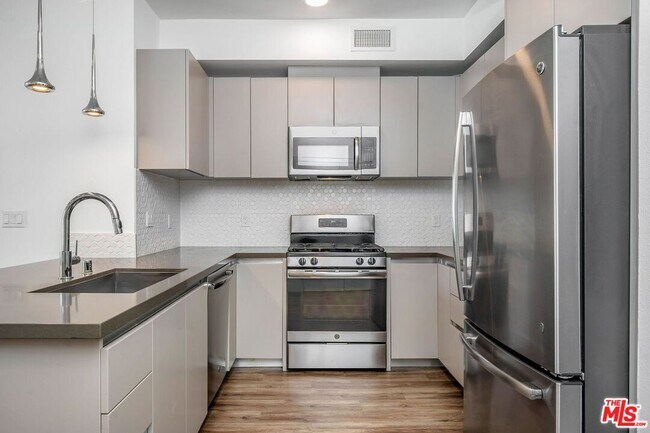 Building Photo - 453 S Kenmore Ave