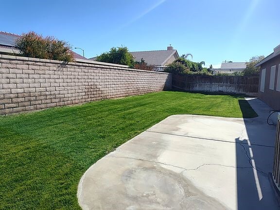 Building Photo - 41618 Petersfield Rd