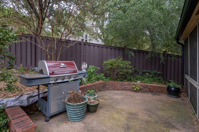 Building Photo - 60 Ravenwood Hills Cir