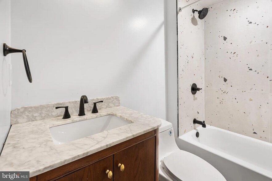 Building Photo - 900 N 41st St