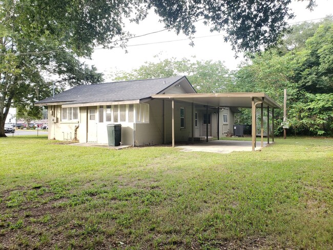 Building Photo - Updated 2 Bedroom Home With Fenced Yard