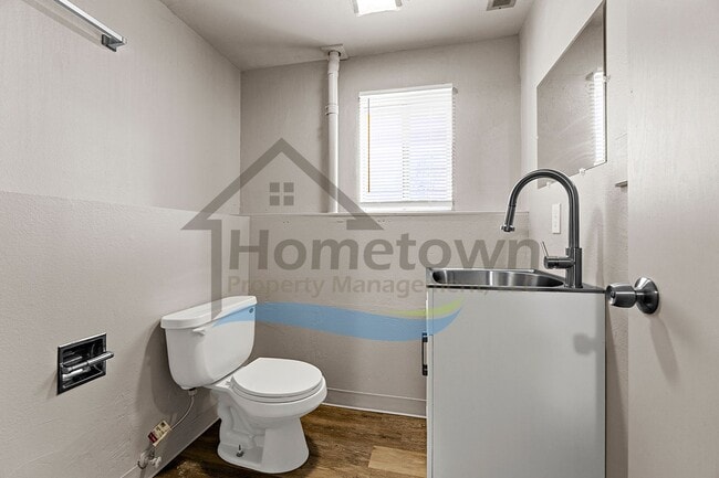 Building Photo - Large 4 Bedroom 2 Bathroom Home with Off S...