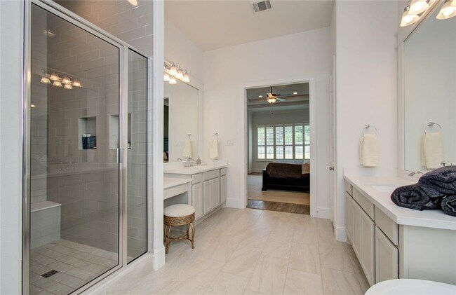 Building Photo - 2349 Goldenglade Dr