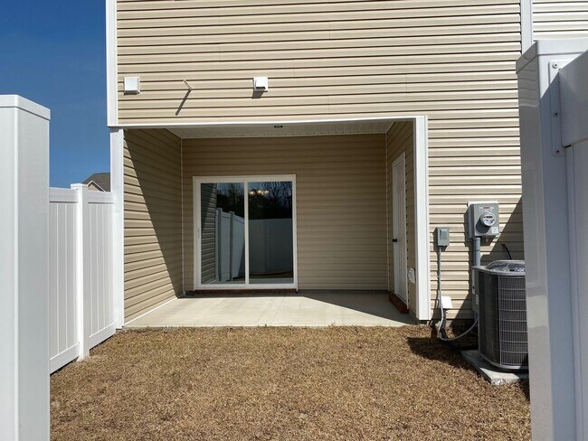 Building Photo - 2 bedroom, 2.5 bath end unit unfurnished townhouse in Sneads Ferry Justice Farm Townhome community