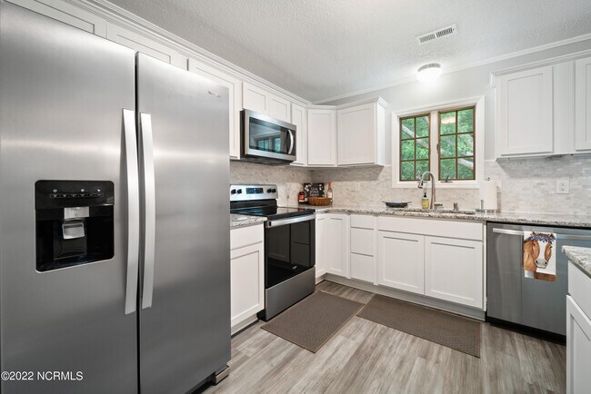 Building Photo - 805 Deblea Ct