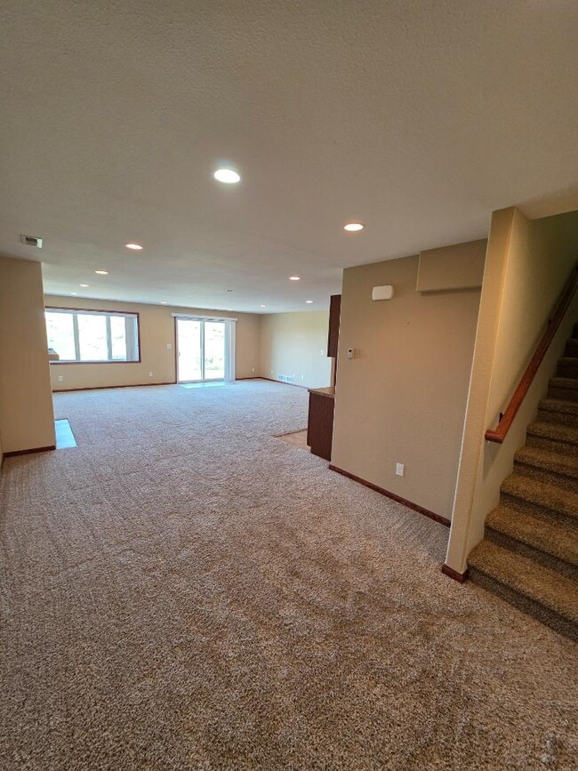 Building Photo - 1628 Valley Dr