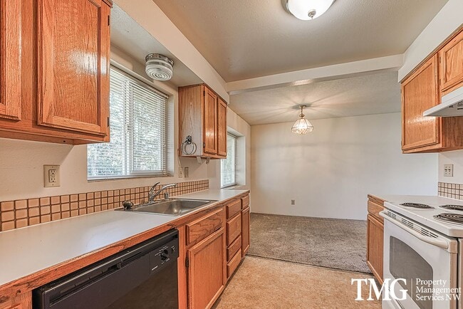 Building Photo - Classically Cute 2 Bed 1 Bath Duplex in Washougal