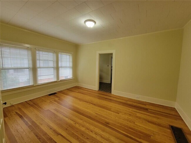 Building Photo - 251 Archer St