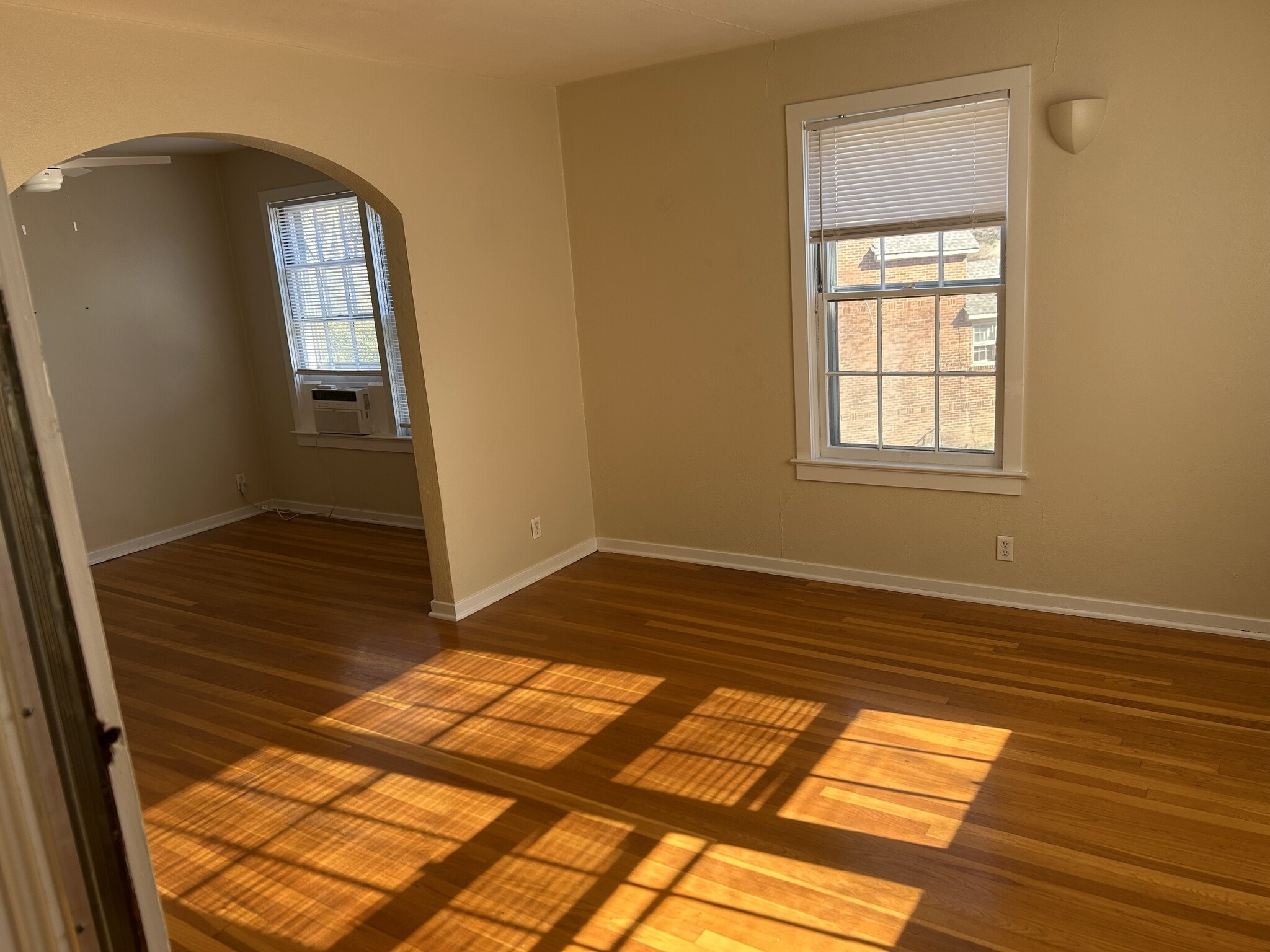 Living room adjoins breakfast room - 208 Circular Rd