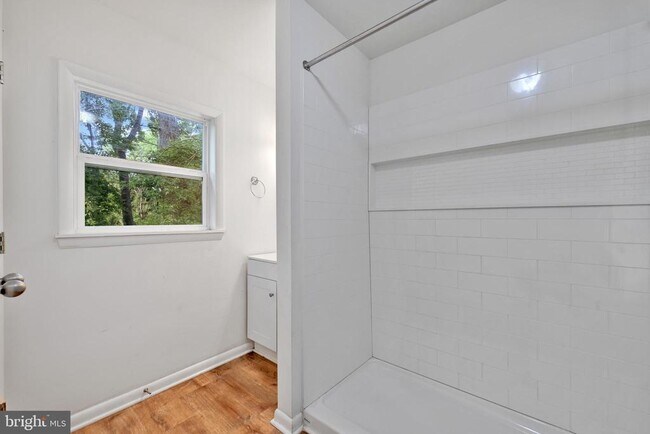 Building Photo - 811 Seagrove Rd